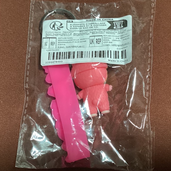 Fashionable Durable Plastic Keychain New - Picture 3 of 11